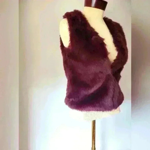 Talula Aritzia faux fur  merlot vest. Size xxs - Picture 2 of 9